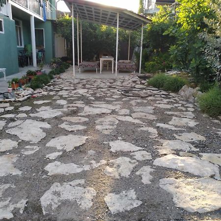 Guest House On Shakirbay 11 Sukhumi Esterno foto
