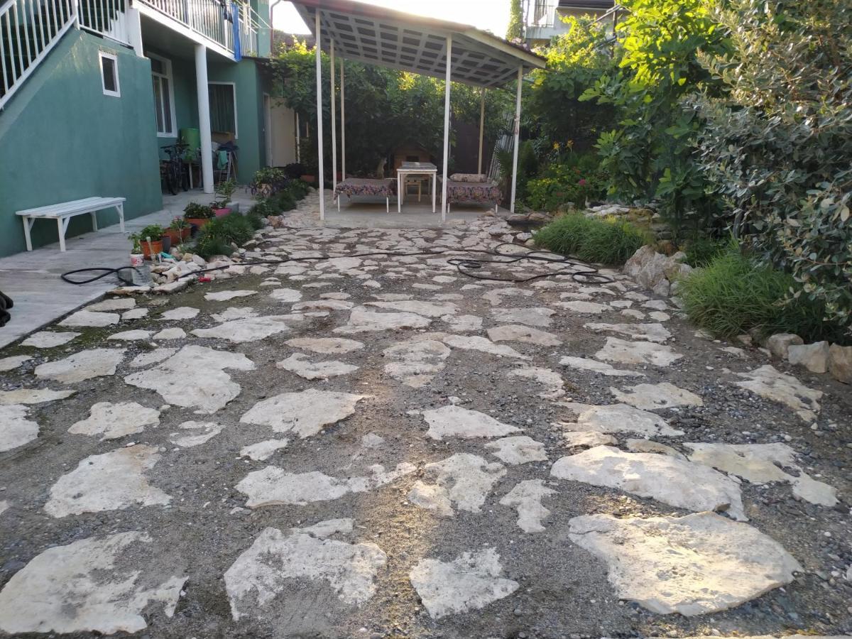 Guest House On Shakirbay 11 Sukhumi Esterno foto
