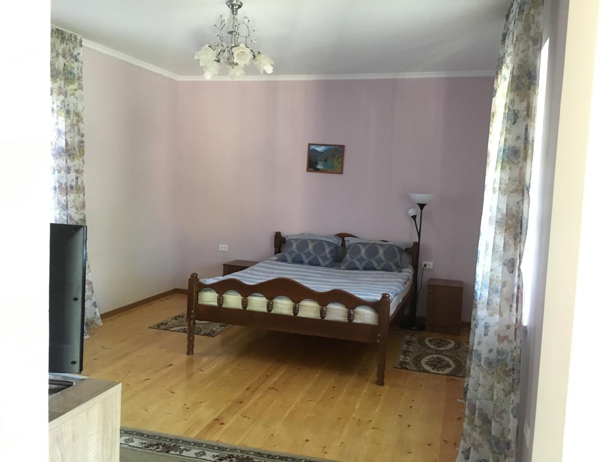 Guest House On Shakirbay 11 Sukhumi Esterno foto