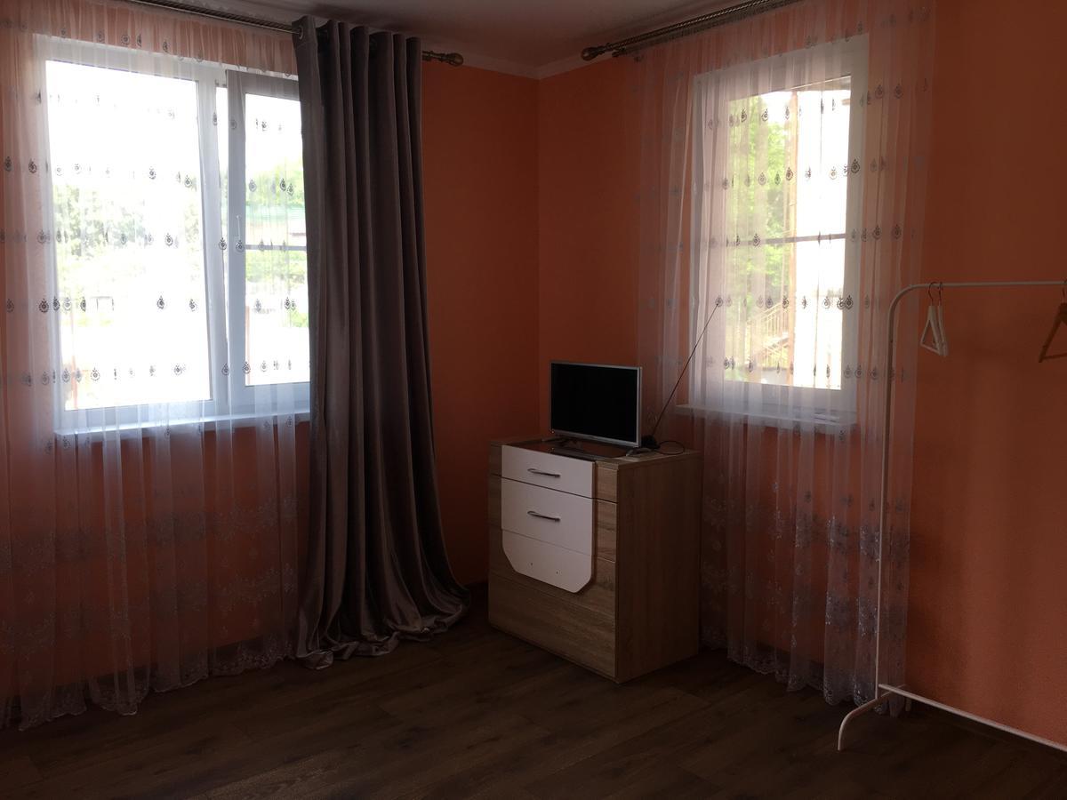 Guest House On Shakirbay 11 Sukhumi Esterno foto